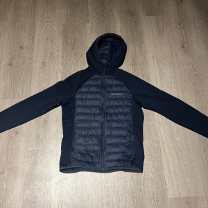 Peak Performance hybrid jacka  - Säljer nu min Peak performance jacka  som är i toppskick, inga märken och är väldigt fin. Storlek M. Vid intresse hör av er. 