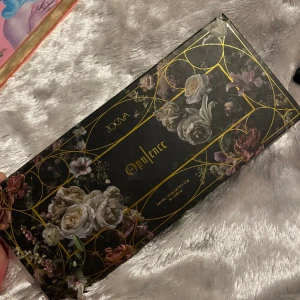 Zoeva Opulence ögonskuggor  - Zoeva ögonskuggor.  Någon färg är swatchad annars oanvänd.    Kan hämtas i Trollhättan eller skickas med Plick!