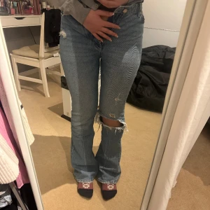 Blåa jeans med hål i knät - Jättefina jeans med ett hål i nät🤗💓 använt fåtal gånger, och säljer för att de inte passar mig längre. 