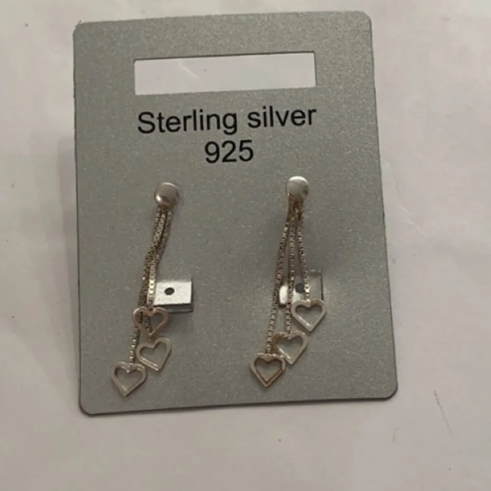 Säljer nu dessa äkta silver örhängen eftersom de aldrig kommer till anvöndning. Köpta på guldfynd . Accessoarer.