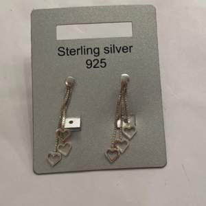 Säljer nu dessa äkta silver örhängen eftersom de aldrig kommer till anvöndning. Köpta på guldfynd 