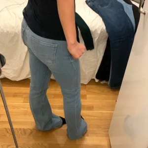 Low boot jenas - Säljer dessa snygga jeansen från lager 157 som tyvärr är för långa på mig. De är i jättebra skick eftersom jag bara har använt de 1-2 gånger. Skriv om ni har fler frågor eller funderingar.  Jag är 155 cm för referens. Och pris kan diskuteras 