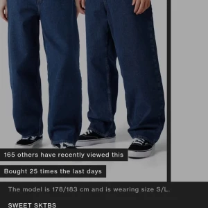 sweet sktbs jeans - köpta i april från junkyard  big skate baggy storlek S lite heelbite men annars inget fel (bilden är under gul lampa de är mörkare) 