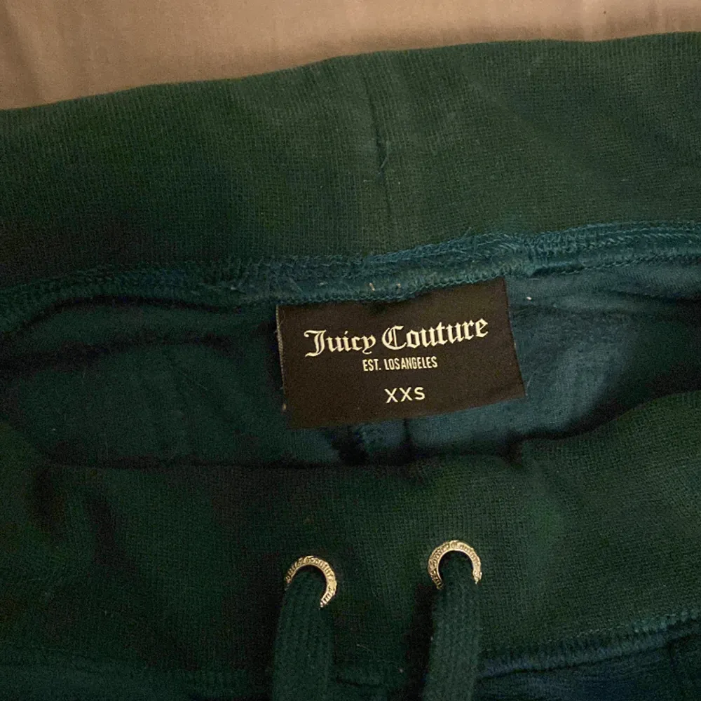 Juicy couture byxor i stl XXS. De är i färgen green forest. Säljer då de inte längre kommer till användning. Inga hål osv.😊 ❌600❌ ✅500✅. Jeans & Byxor.