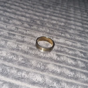 Ring - Guld/silver ring, den är stol. Storleken är 11