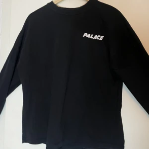 Palace sweatshirt  - Säljer en palace sweatshirt då jag inte använder den längre. Den är i ganska bra skick och har ej några hål.