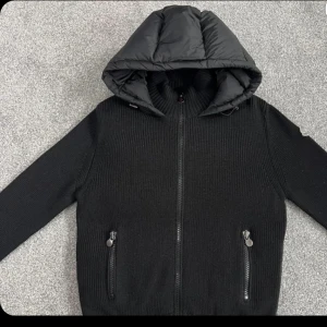 Moncler cardigan  - Tja, INTRESSEKOLL på denna jätte snygga Moncler jacka! Jackan har inga defekter och är i super skick! Nypris 