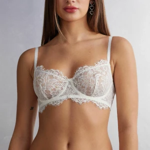 Intimissimi bh - En helt ny intimissimi bh i storlek 75b💕har endast provat bhn en gång annars är den helt oanvänd, säljer pga storleksfel☺️Nypris: 429kr