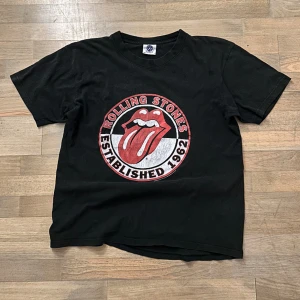 Vintage Tisha - Rolling stones reprint, cool fet. sitter M/L