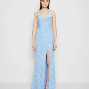 Balklänning - Säljer min balklänning från förra året, endast använd 1 gång!!  Nypris 3200 kr Jag är 174 på bilden❤️ 