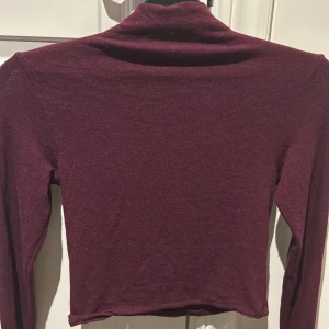 Turtleneck tröja  - En basic turtleneck tröja. Den är väldigt mjuk och snygg. Längd mått: ungefär 49 cm. Köp nu!🩷