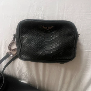 Zadig & Voltaire väska - Säljer nu min Zadig väska, den har används mycket men försiktigt. Säljer därför för billigt pris.