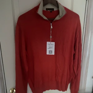 Loro Piana tröja - Hej! Nu säljer vi denna riktigt snygga Loro Piana tröjan, storleken är 48 och passar M, inga defekter på tröjan överhuvudtaget. 9/10 skick, äktighetsbevis finns, har ni några frågor eller funderingar är det bara att höra av sig🙌🤝 