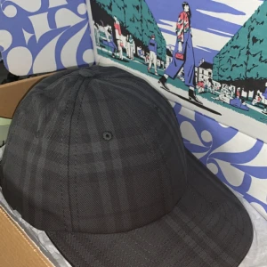 Burrbery keps  - helt ny med tags, box och kvitto  Köpt från 24s med ny pris på 3600  Storlek S passar M 