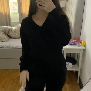 V ringad Stickad tröja - En stickad v ringad tröja som inte kommit till någon användning!🖤