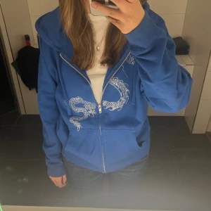 Zip hoodie - Rhinestone hoodie i mycket bra skick, alla stenar sitter kvar vad jag kan se☺️