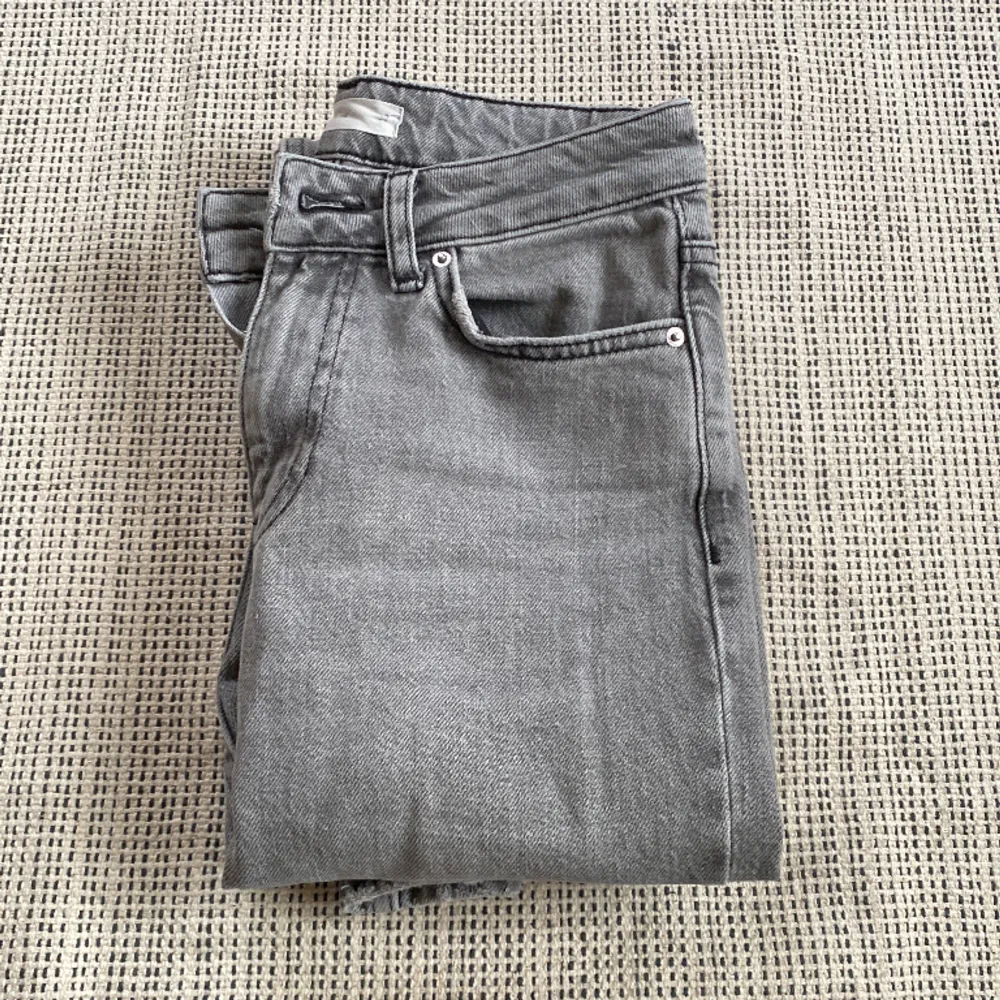 Perfekt jeans från Gina Tricot, storlek 32. Ljus gråa. . Jeans & Byxor.
