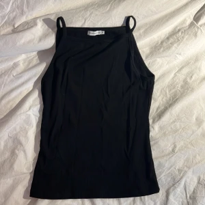 Svart linne - Säljer detta svarta linne då den inte kommer till användning♥️♥️♥️