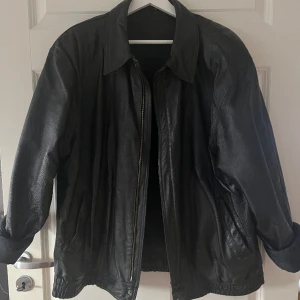Skinnjacka - Skinnjacka i storlek L, passar S-L beroende på hur man vill att den ska sitta