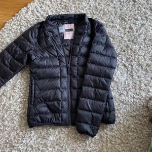 Tunn dunjacka - Superfin vår/höst jacka som ej har kommit tills kvällning tyvärr. Köpt i höstas men hann ej använda innan det blev för kallt! Pris kan diskuteras!❤️