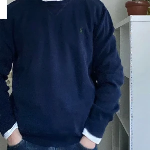 Ralph lauren tröja - Snygg mörkblå Ralph lauren tröja. Skick 8/10 och i storlek M. 