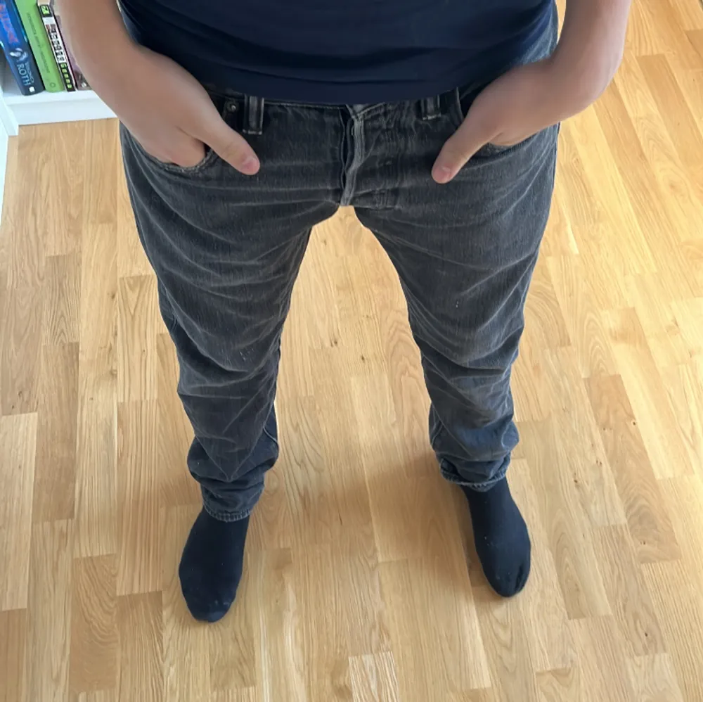 Säljer mina Levis jeans modell 501 Nypris 1100 säljer snabbt o billigt för 300 Lite slitna nera vid fötterna bara men annars bra skick . Jeans & Byxor.