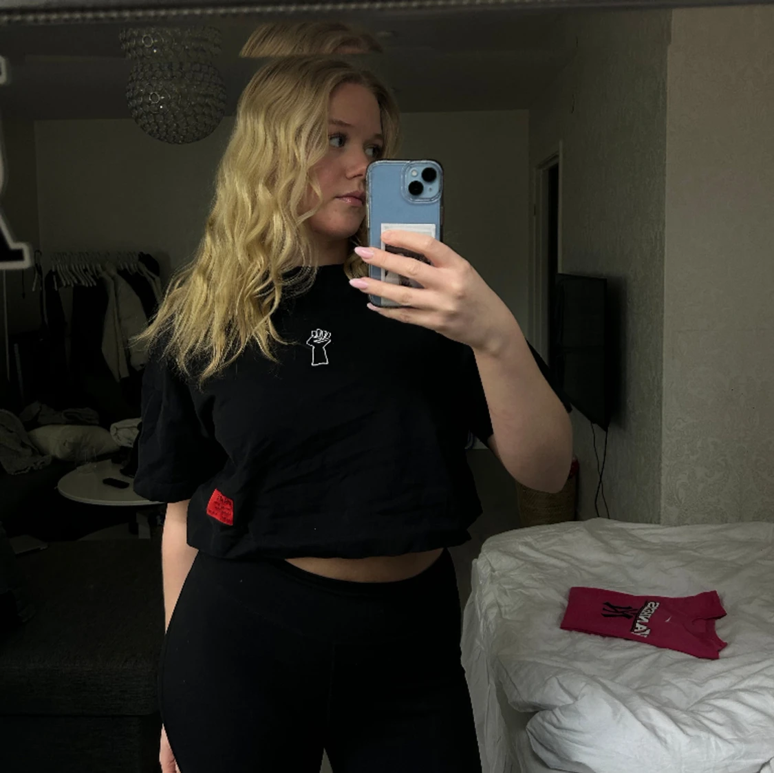 !!SELLOUT!! croppad t-shirt med texttryck 🖤 - 90