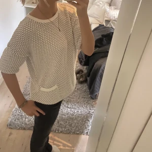 Tröja - Så snygg och unik tröja från wallis, går att vika upp armarna den är egentligen långärmad. Har ett liitet hål i ena armen men syns knappt och går att fixa🤗