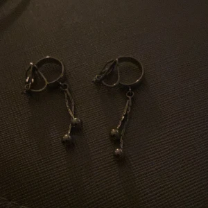 Örhängen  - Säljer örhängen, men det är sån som man ba knäpper. Om man inte har hål in örat så passar dem hära jätte bra