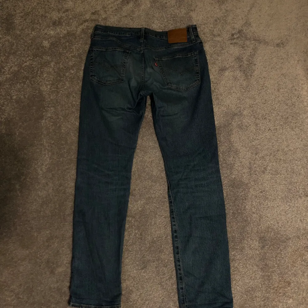 Blåa Levis 502 . Jeans & Byxor.