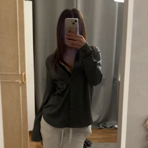 mörkgrön satin shorta - nyskick o super fin nu till våren, passar mej som har xs/s men den e i storlek 38🩷