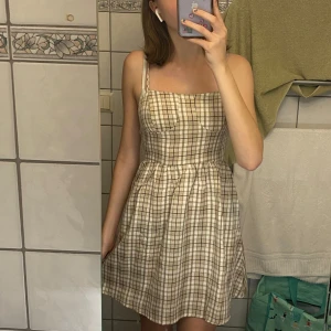 sommar klänning! - Gullig klänning, perfekt att ha på sommarn (till stranden!?). Aldrig använd, säljer då den inte är min still längre. Skriv om du har några frågor!