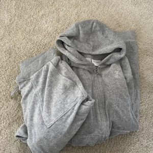 Juicy - Juicy sett byxor och tröja i grått.  Använd 1 gång från KidsBrandstore. Säljs ihop 