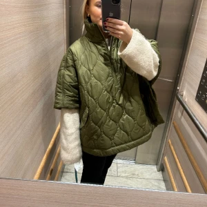 Cape  - Säljer denna sååå fina cape ifrån HM. Storlek S, men är oversized ❤️