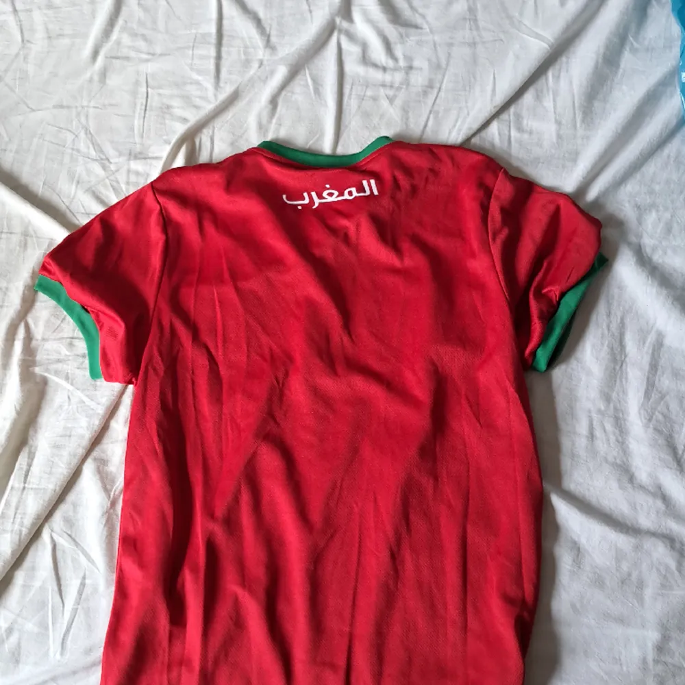 Skick 8/10. Säljer den för att den inte passar och för att den inte används. Det är marockos vm tröja 2022. Skriv vid minsta fråga eller fundering.. T-shirts.