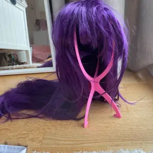 Säljer denna peruk som jag har använt för Yuri (ddlc). Använd fåtal gånger men har styling i luggen (se bild 3) och något trassliga toppar som jag ska reda ut innan jag säljer. Pris går att diskutera då jag desperat behöver bli av med denna🎀