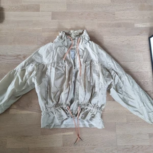 Vårjacka  - Fin vårjacka som är köpt på Pull&Bear💗 Inga defekter och i storlek XS