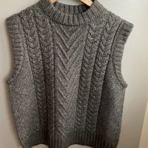 Stickad väst  - En jättefin grå stickad väst i storlek M💗