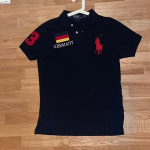 Ralph Lauren Big Pony Polo/Piké Germany  - Super fet Polo/piké från Ralph Lauren, i väldigt bra skick. 💯💯🕊️🕊️🪽 extremt rare, en av de mer rare polo tröjorna. 🇩🇪🇩🇪😂😂🙏🙏📲🕊️ 