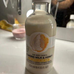 Shower cream - The body shop shower cream i doften almond milk & honey