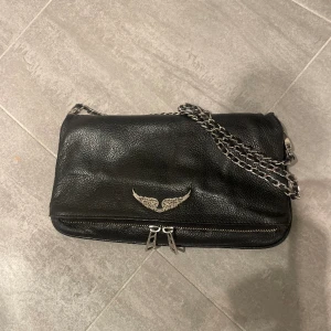 Zadig väska - Zadig & Voltaire väska i bra skick. Kommer även till en längre kedja i väskan också