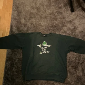 Skate and destroy sweat shirt - Bra skick, storlek M