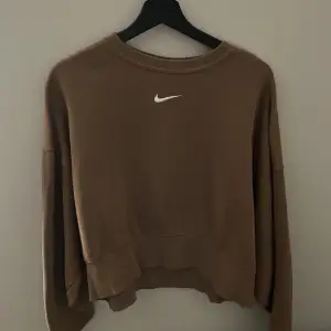 En brun Nike sweatshirt i storlek xs men passar s lika bra, har använt den Max 3 gånger så nästan som ny