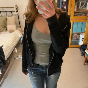 Svart zip-up - Jag säljer en svart zip-up. Den är i mycket fint skick. Ända defekten är ett litet grönt färg spår vid fickan. Men den syns inte om man inte letar efter den. Är i storlek L men inte Oversized 