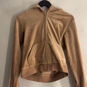 juicy couture tröja - det är en grön flävk på bilden men den tvättas innan jag postar så den kommer ej finnas. inga skador osv. pris kan diskuteras 