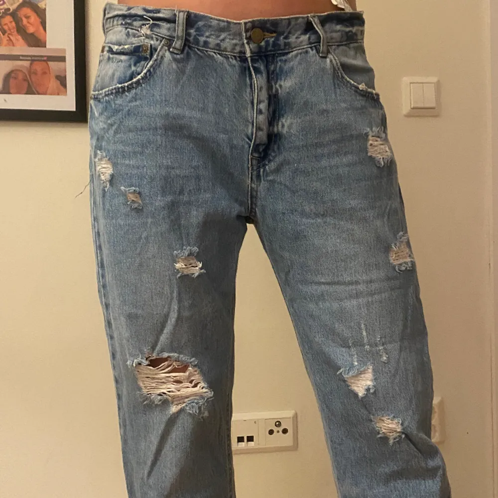 Baggy jeans oanvänd, i bra skick dessa fina jeans kommer tyvärr inte till användning längre och därför ska dessa säljas . Jeans & Byxor.