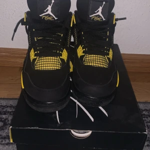 Jordan 4 yellow thunders - Säljer ett äkta par Jordan 4 yellow thunders,  storlek 45, köpta i Malmö, Triangeln hos second place. Välomhändertaget par med allt orginalt kvar + kvitto. Nypris 4000+ kr. Mitt pris 2399:) köpare står för frakten:) Priset är diskuterbart