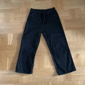 Snygga svarta jeans, korta i benen, från Monki Knappt använda pga för små🫶