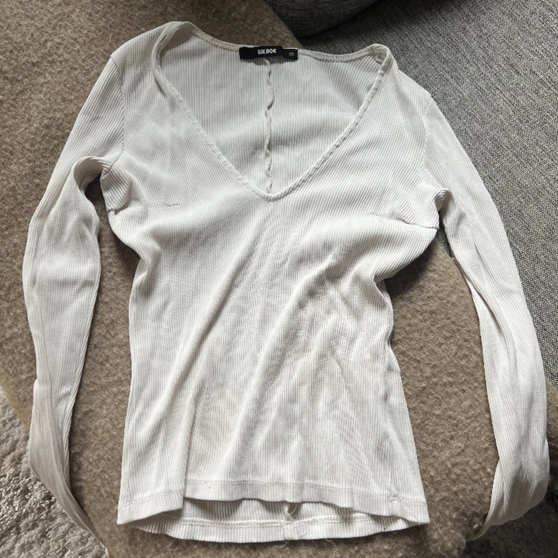 Ribbad vit tröja