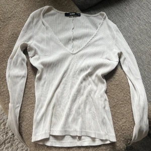 Ribbad vit tröja - Ribbad vit tröja ifrån Bik Bok. Storlek XS.  Använd fåtal gånger och i bra skick